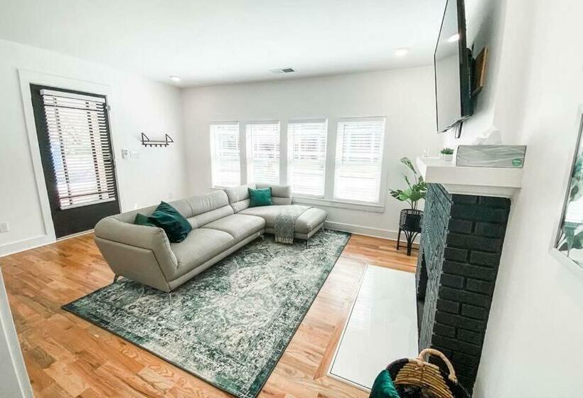 All New! King Bed! 3 Miles To Downtown!