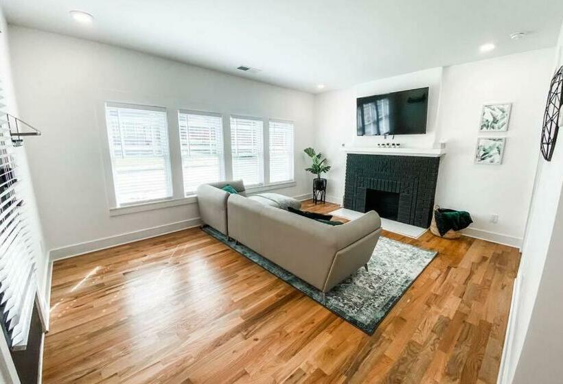 All New! King Bed! 3 Miles To Downtown!