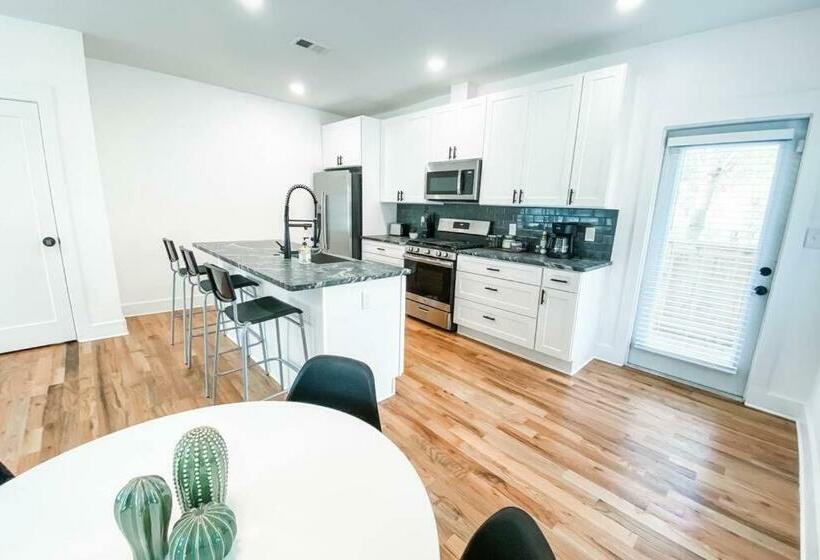 All New! King Bed! 3 Miles To Downtown!