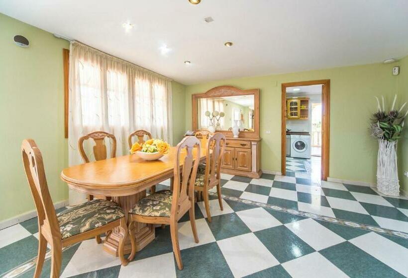 Gorgeous Home In Urbanización La Sima