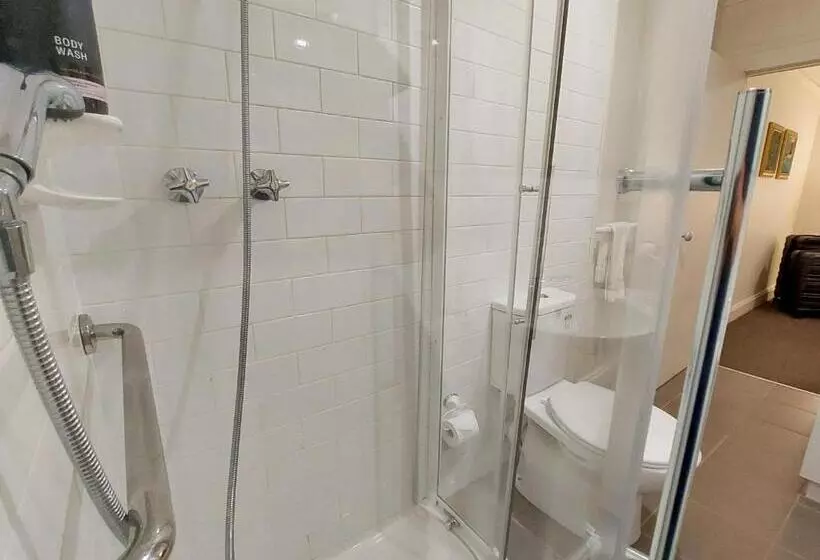 Dawns Sleeps 4 In 2 Queens With 2 Ensuites Wifi In Town
