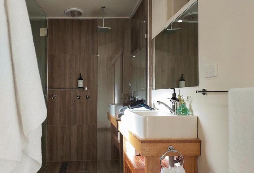 Dawns Sleeps 4 In 2 Queens With 2 Ensuites Wifi In Town