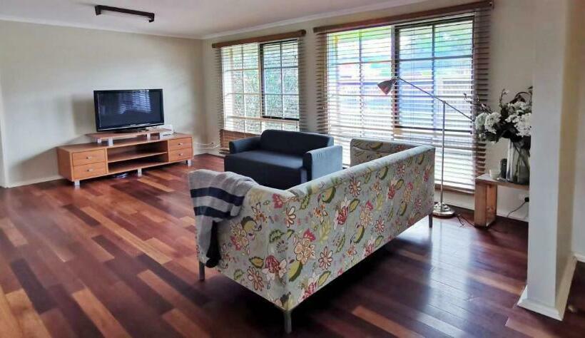 Spacious And Cozy Home Next To Glen Waverley