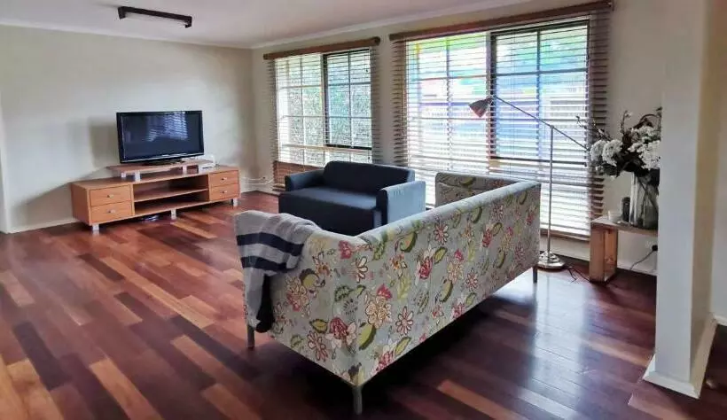 Spacious And Cozy Home Next To Glen Waverley