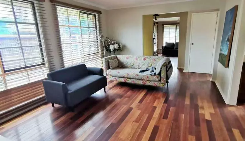 Spacious And Cozy Home Next To Glen Waverley
