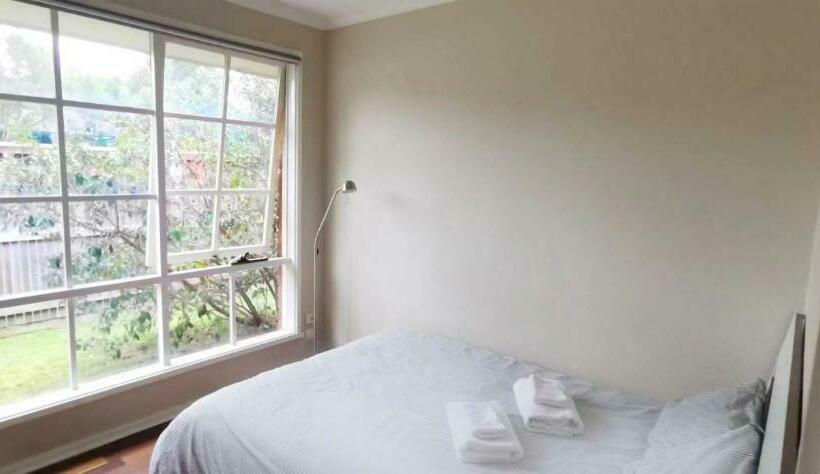 Spacious And Cozy Home Next To Glen Waverley