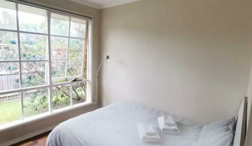 Spacious And Cozy Home Next To Glen Waverley