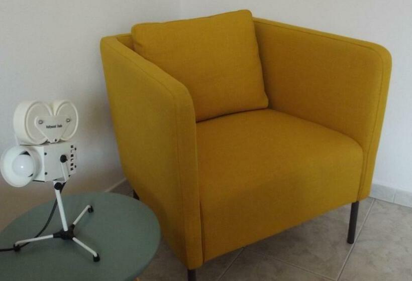 Yellow House Cir 12040