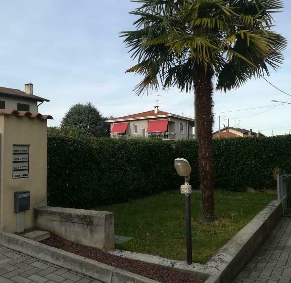 Yellow House Cir 12040