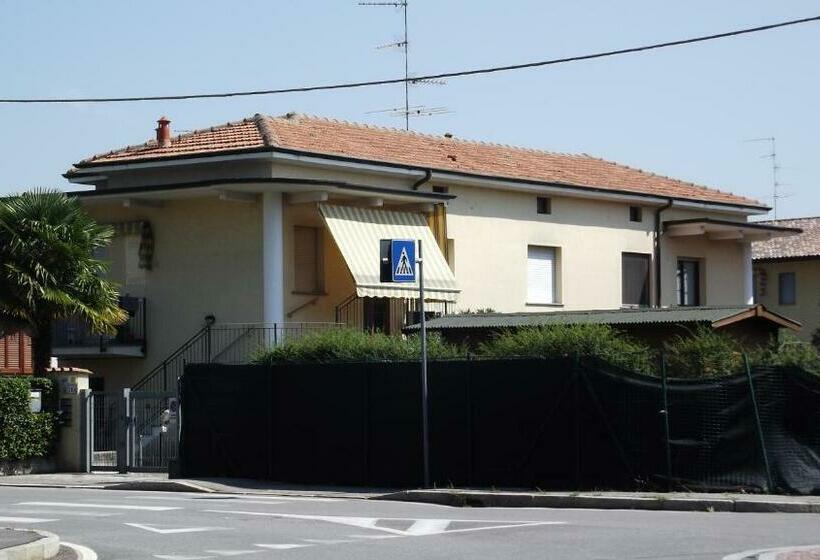 Yellow House Cir 12040