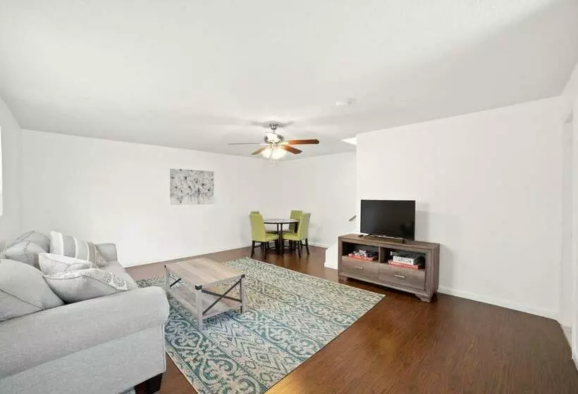 Historic Beach Escape   Entire Apartment D