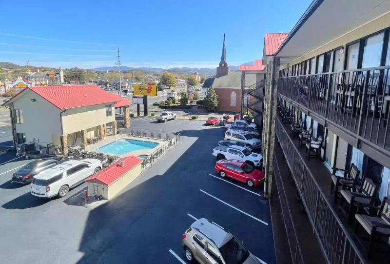 هتل Super 8 By Wyndham Pigeon Forge Downtown