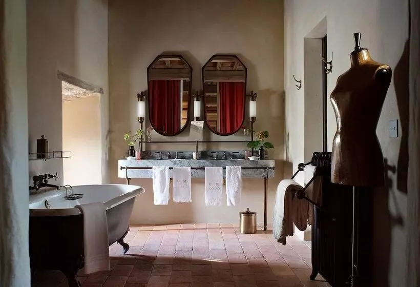 Hotelli Castello Di Reschio