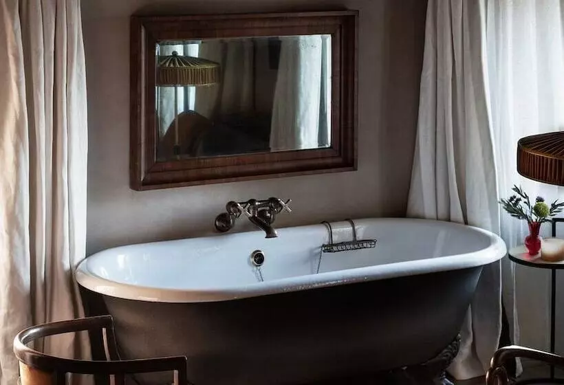 Hotelli Castello Di Reschio