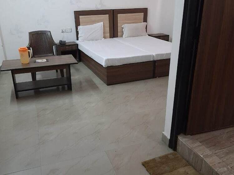 فندق Goroomgo Ambikalia Palace Agra