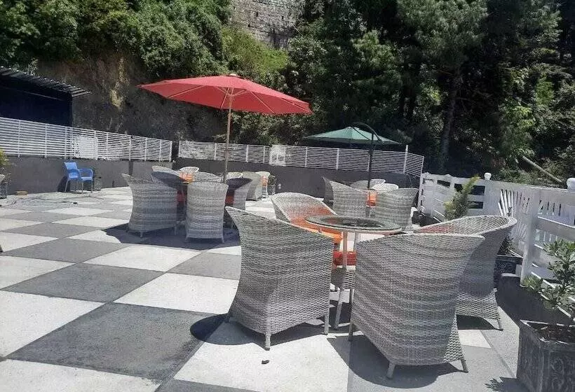 Taj Hotel And Restaurant