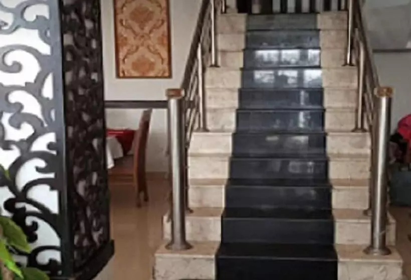 Taj Hotel And Restaurant