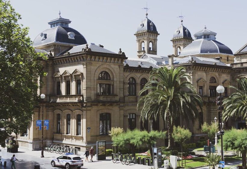 فندق Urban House Hostel