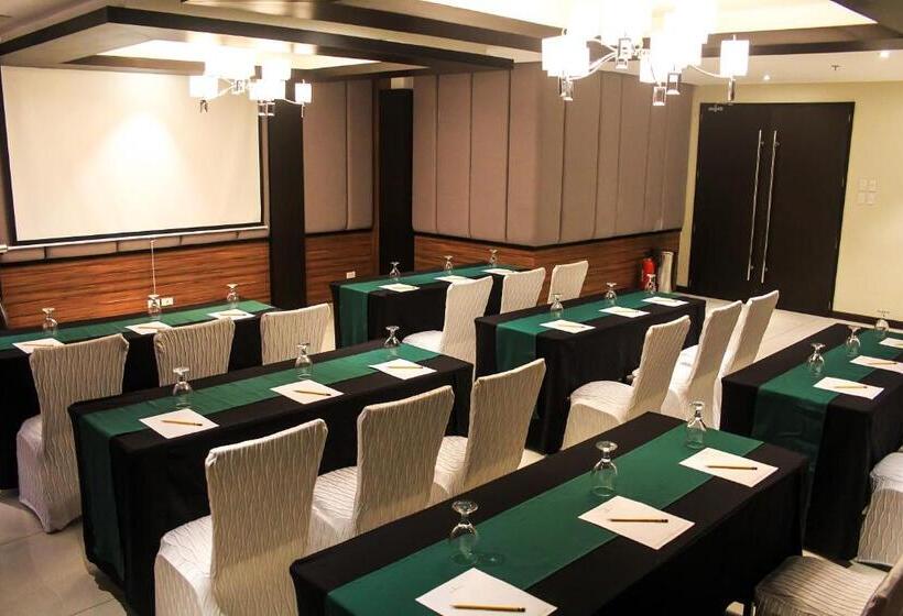 בית מלון כפרי Brentwood Suites