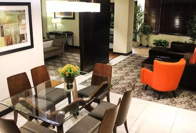 هتل Brentwood Suites