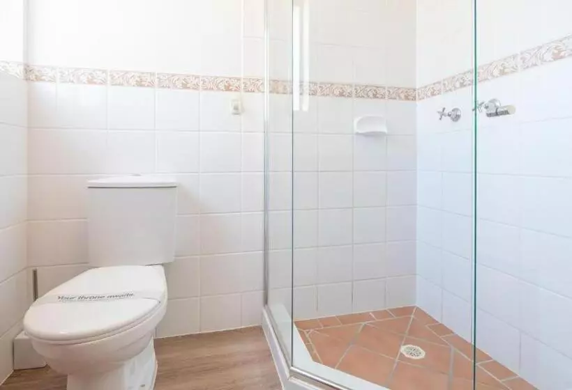 Отель Burleigh On The Beach