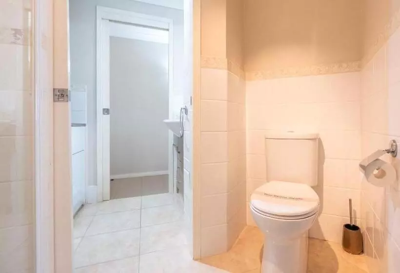 Отель Burleigh On The Beach