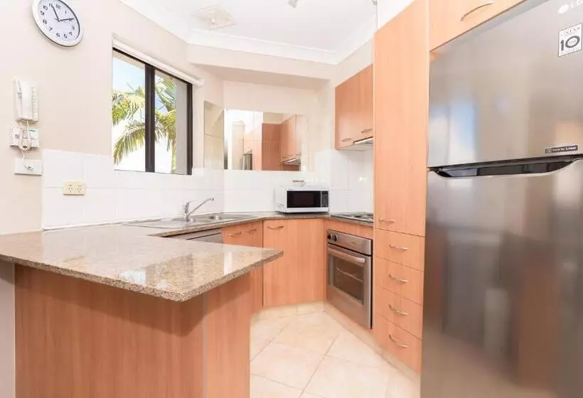 Отель Burleigh On The Beach