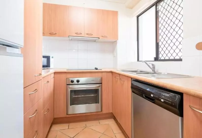 Отель Burleigh On The Beach