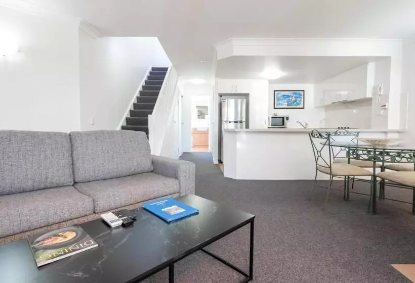 Отель Burleigh On The Beach