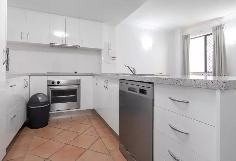 Отель Burleigh On The Beach