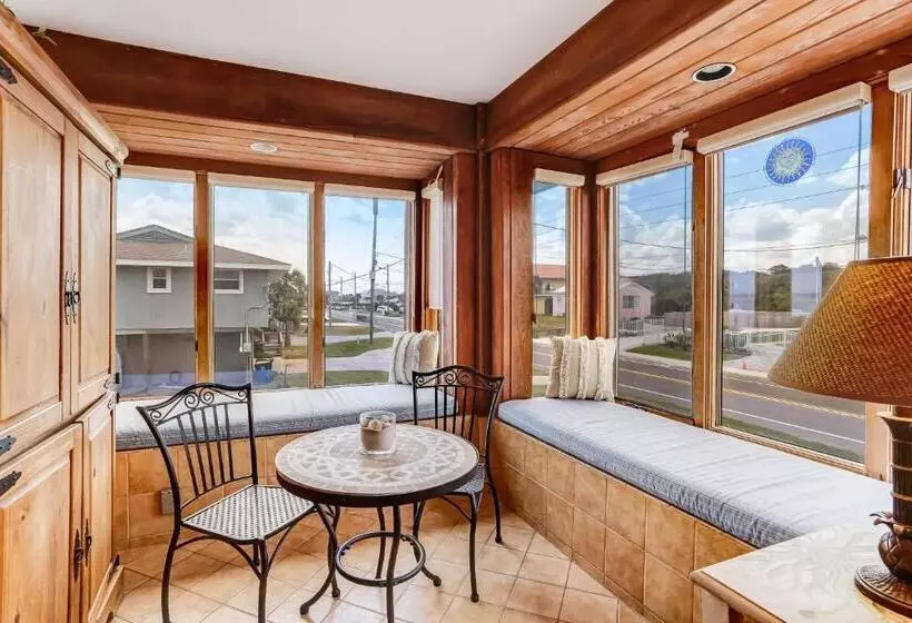 ホテル Oceanfront Pet Friendly Unit
