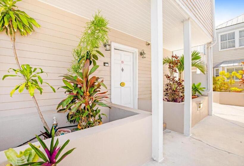 בית מלון כפרי Casa Cubana @ Duval Square R14