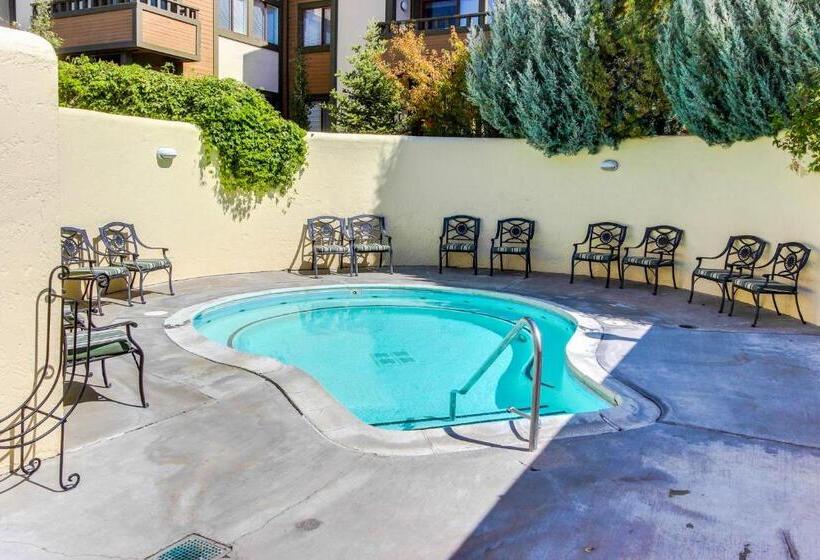 هتل New Village Center