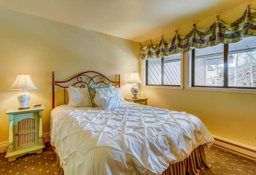 هتل New Village Center