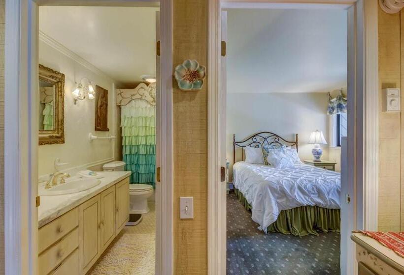 هتل New Village Center