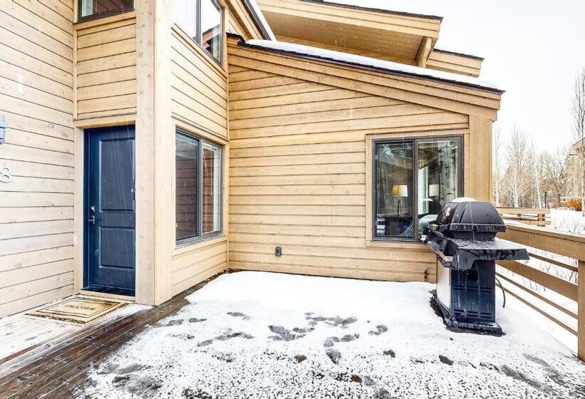 هتل New Village Center