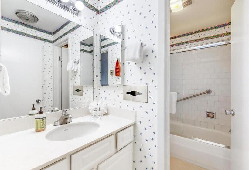 هتل New Village Center