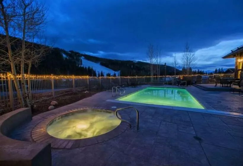 Hotelli Red Hawk Lodge 2200