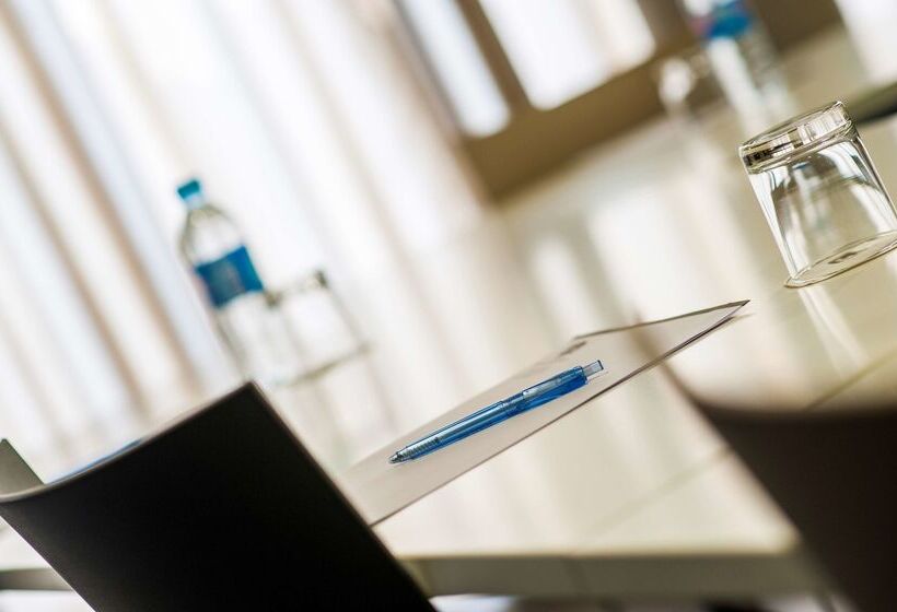 Отель Best Western Plus Suitcase Paris La Defense