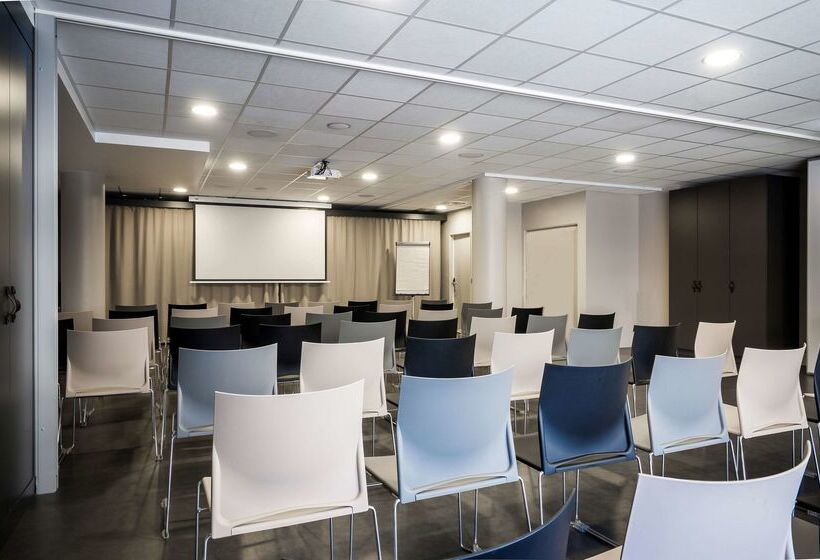 Отель Best Western Plus Suitcase Paris La Defense