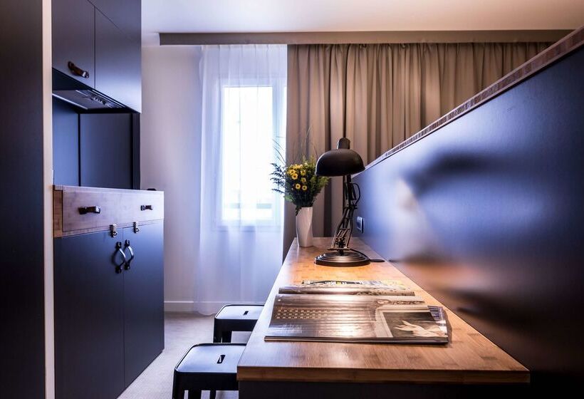 Отель Best Western Plus Suitcase Paris La Defense