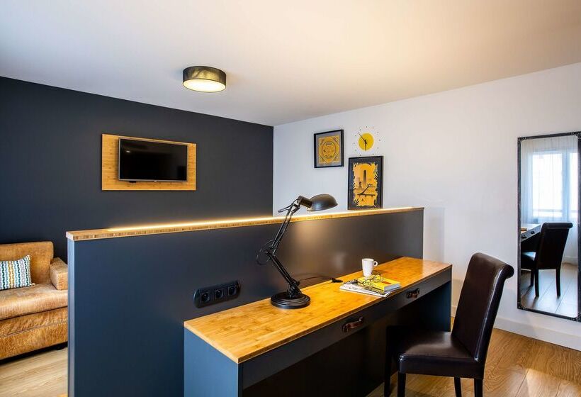 Отель Best Western Plus Suitcase Paris La Defense