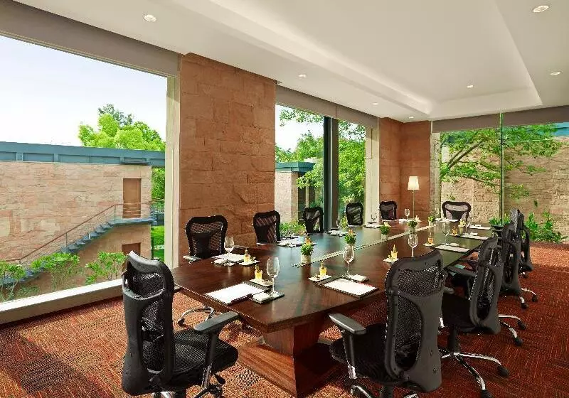 호텔 Taj Damdama Lake Resort & Spa, Gurugram