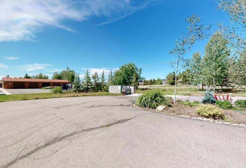 هتل Grand County Get Away