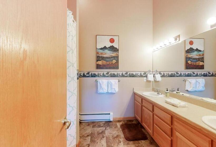 هتل Grand County Get Away