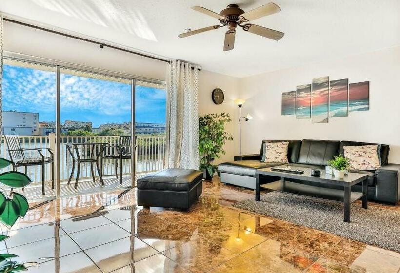 ホテル Captain Coves #102