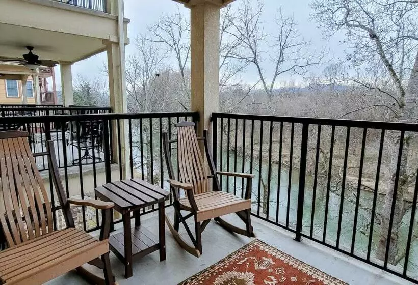 Hotelli Jan S Riverside Retreat