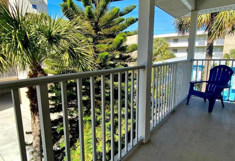 Отель Beachside Villas 204b