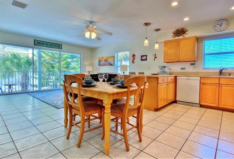 Отель Beachside Villas 204b