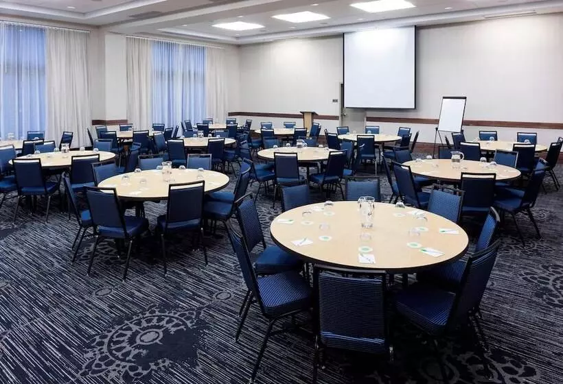 Отель Courtyard By Marriott Richmond Downtown